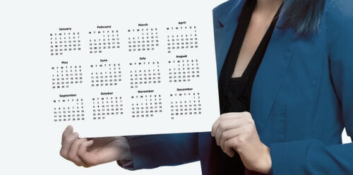 カレンダーを持つ女性